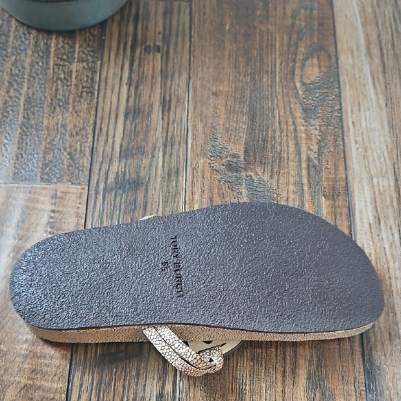 New Luxury Tory Burch Beige Pebbled Thong Sandals - Picture 9 of 11